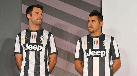 La nuova maglia della Juve indossata da Vucinic e Vidal. LaPresse