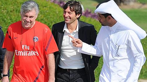 Carlo Ancelotti e Leonardo (al centro) insieme al presidente del Psg, Al-Khelaifi. Afp