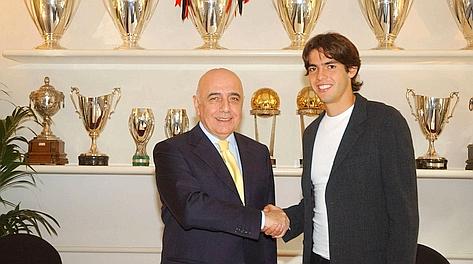 L'a.d. del Milan, Adriano Galliani, con Kakà in sede nel 2005. Archivio