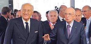 Il presidente Napolitano, a destra, con il ministro Gnudi a Casa Italia. Ansa