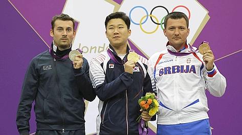 Il podio: oro al sudcoreano Jin Jong-oh, argento al nostro Luca Tesconi, bronzo al serbo Andrija Zlatic. Ap