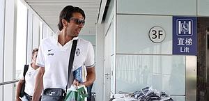 Gigi Buffon all'arrivo della Juve all'aeroporto di Pechino. LaPresse