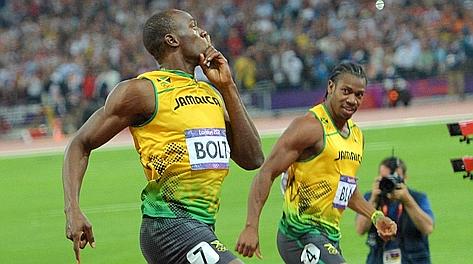 Usain Bolt e Yohann Blake si guardano dopo aver tagliato il traguardo. Afp