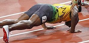 Bolt ha festeggiato con le flessioni la vittoria nei 200. Reuters