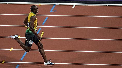 Usain Bolt taglia il traguardo della 4x100. Afp