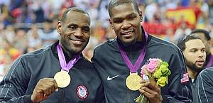 LeBron James festeggia la medaglia con Kevin Durant. Reuters