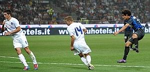 Philippe Coutinho, 20 anni, prova il tiro contro l'Hajduk. LaPresse