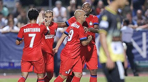 Palacio festeggiato dopo il secondo gol ai tunisini. Andreoli