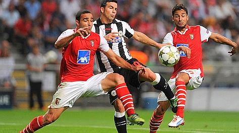 Antonio Di Natale tra Ismaily e Barbosa contro il Braga. Ap