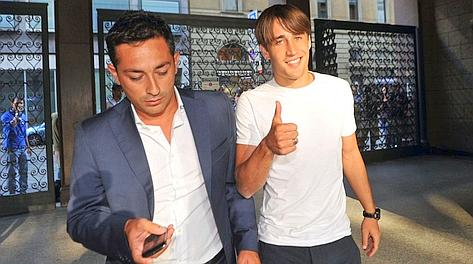 Bojan Krkić, oggi 22 anni, in via Turati con il suo agente. Furlan