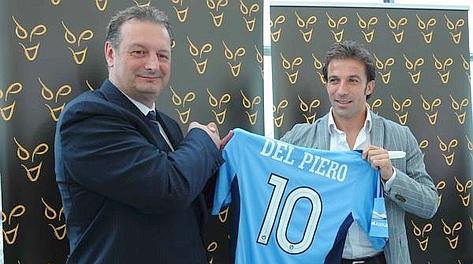 L'a.d. del Sydney Tony Pignata e Alessandro Del Piero con la maglia numero 10. LaPresse