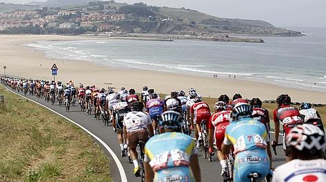 Il gruppo pedala sulle strade della Vuelta. Reuters