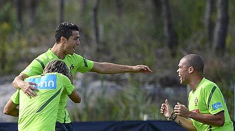 Cristiano Ronaldo scherza con Fabio Coentrao e Pepe nel ritiro portoghese. Afp