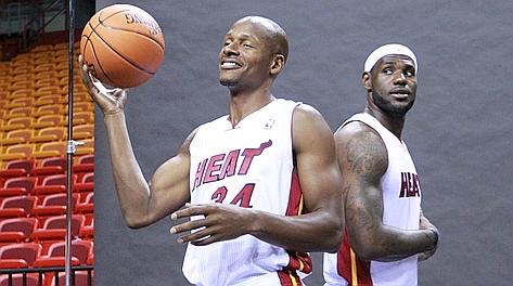 Ray Allen scherza col suo nuovo compagno di squadra a Miami, LeBron James. Reuters