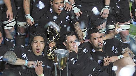 La festa All Blacks a fine match col trofeo conquistato. Reuters