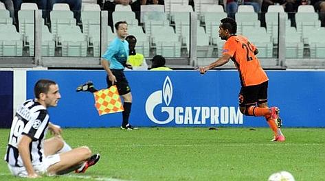 Alex Teixeira esulta dopo la rete del vantaggio allo Juventus Stadium. Ansa