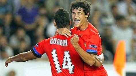 Philippe Coutinho festeggia con Fredy Guarin il gol dell'1-0. Epa