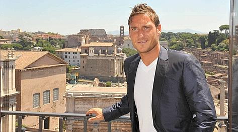 Francesco Totti davanti ai Fori Imperiali. Ansa