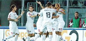 I giocatori dello Spezia festeggiano una delle cinque reti al Livorno. LaPresse 