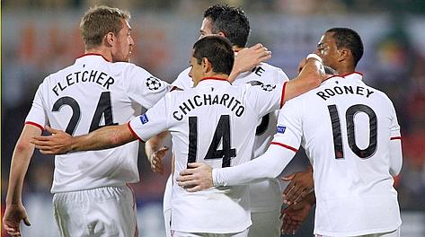 Javier Hernandez tra Fletcher, Van Persie e Rooney. Reuters