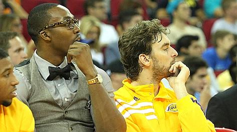 Dwight Howard, 26 anni, ha osservato dalla panchina il debutto in preseason dei Lakers. Afp
