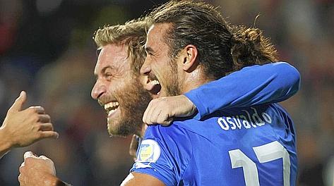 La felicit di De Rossi e Osvaldo dopo il 3-1 dell'attaccante. Reuters
