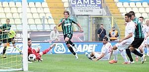 Il gol dell'1-0 del Sassuolo, realizzato da Gazzola. Lapresse