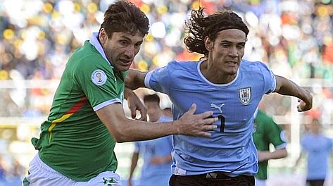 Edinson Cavani contro Raldes in Bolivia-Uruguay. Afp