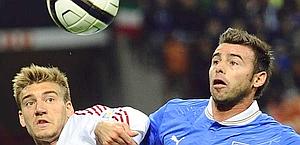 Andrea Barzagli in Nazionale contro Bendtner. Ansa