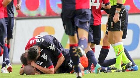 L'entusiasmo dei giocatori del Cagliari: gol importante per la salvezza. Lapresse