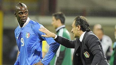 Cesare Prandelli dà indicazioni a Mario Balotelli durante Italia-Danimarca. Ansa