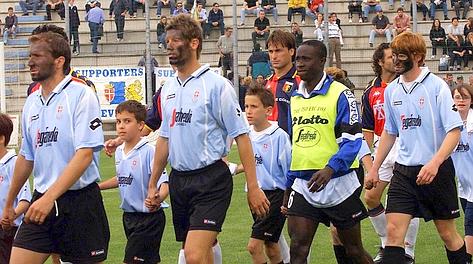 Giugno 2001: i compagni del Treviso truccati di nero per solidariet con Omolade. Ansa