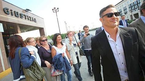Fabio Cannavaro esce dal Palazzo di Giustizia di Napoli. Ansa