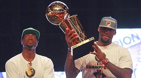 Dwyane Wade e LeBron James col Larry O'Brien Trophy. Reuters