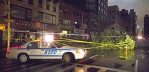 Pattuglie della polizia al lavoro per le strade di Manhattan. LaPresse