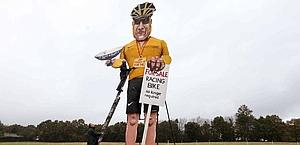L'effigie di Armstrong che sarà data alle fiamme. Afp