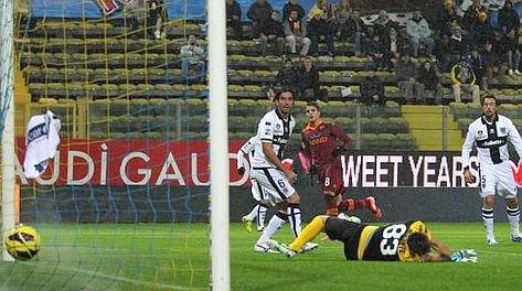 Il gran gol di Lamela per il momentaneo 0-1 Roma. Ansa