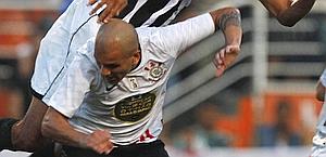Fabio Santos, difensore del Corinthians. Reuters