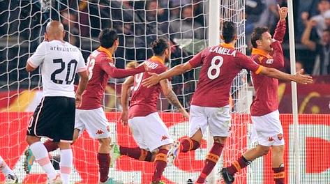 L'esultanza di Totti e della Roma dopo l'1-0. Ansa