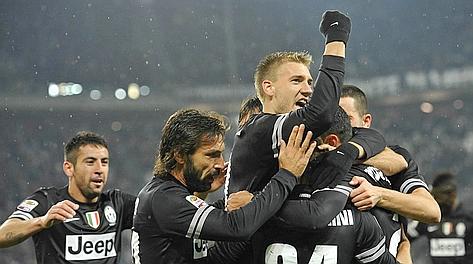 Nicklas Bendtner esulta dopo il gol di Fabio Quagliarella contro il Bologna. Reuters