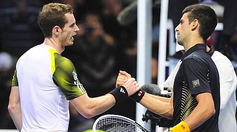 La stretta di mano a fine match tra Andy Murray e Novak Djokovic. Afp