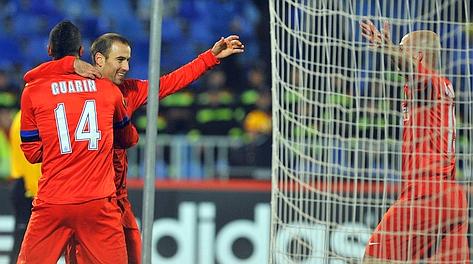 Rodrigo Palacio festeggia con Guarin il gol dell'1-0. Afp