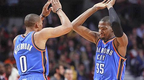 Russell Westbrook esulta insieme a Kevin Durant. Reuters