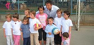 Sinisa Mihajlovic al campo di Vionica con un gruppo di orfani