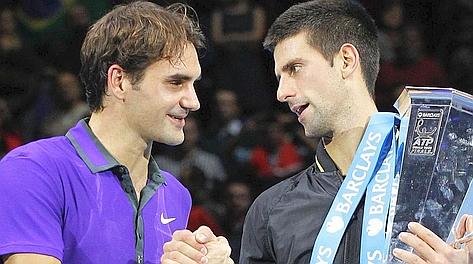 Roger Federer, 31 anni, si congratula con Novak Djokovic al Masters. Ap