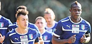Stephan El Shaarawy e Mario Balotelli, insieme a Parma. Afp