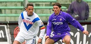 Mauro Bressan ai tempi della Fiorentina mentre affronta in campo Roberto Baggio. Ap