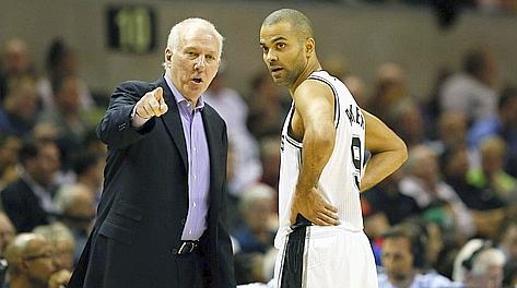 Gregg Popovich con Tony Parker: gli Spurs sono 8-3. Reuters