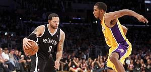 Deron Williams contro Darius Morris (Lakers). Reuters