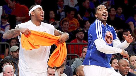 Carmelo Anthony e J.R. Smith festeggiano in panchina. Ap